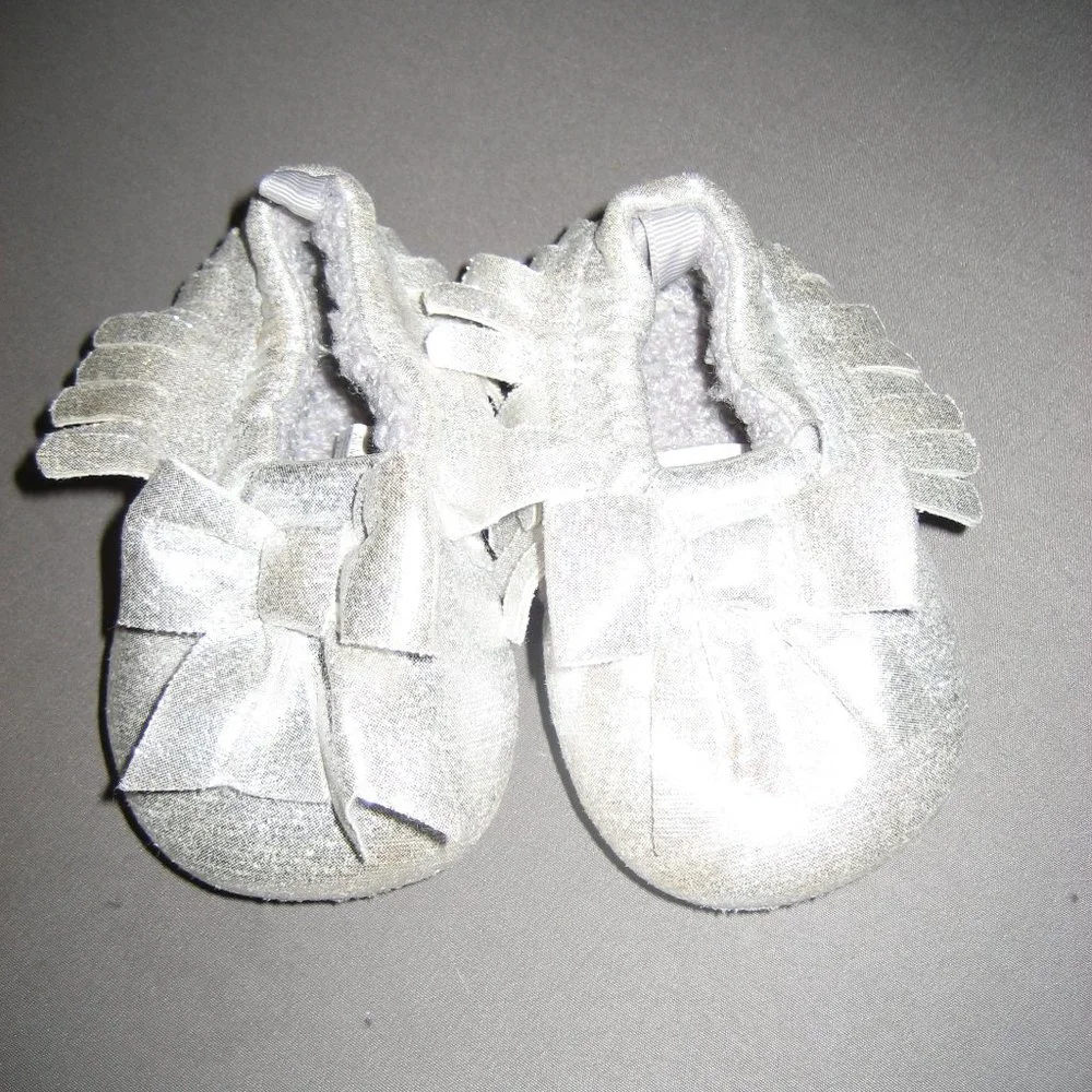 SG Footwear Size 2 Silver Moccasins Elastic Fringe Infant Baby NEW